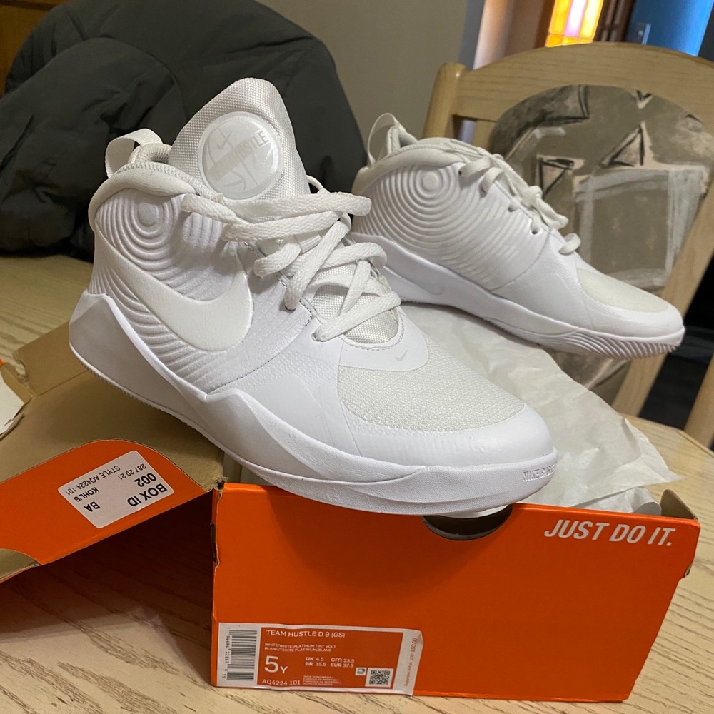 Nike sneakers size youth 5